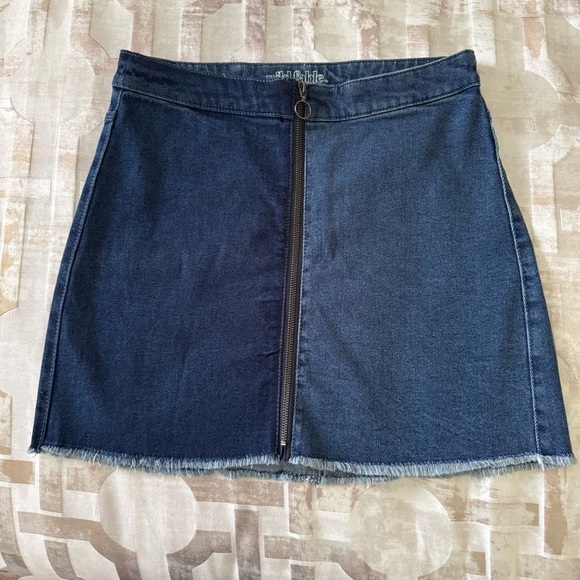 Wild Fable 2 Toned full zip Denim Mini Skirt Raw Frayed Hem Size 8 - Picture 2 of 8